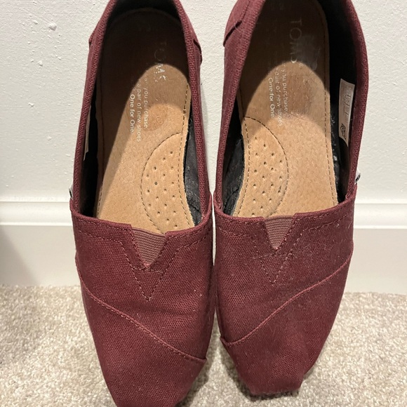 TOMS Purple Shoes - Picture 3 of 4